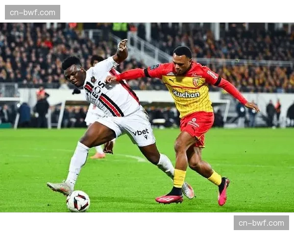 朗斯客场5-0大胜巴黎FC，萨义德与福法纳双双梅开二度