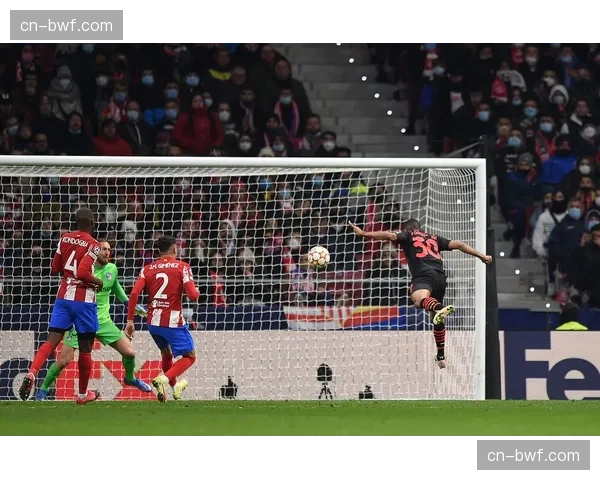 争议瞬间：巴萨进球因疑似越位被VAR介入后取消